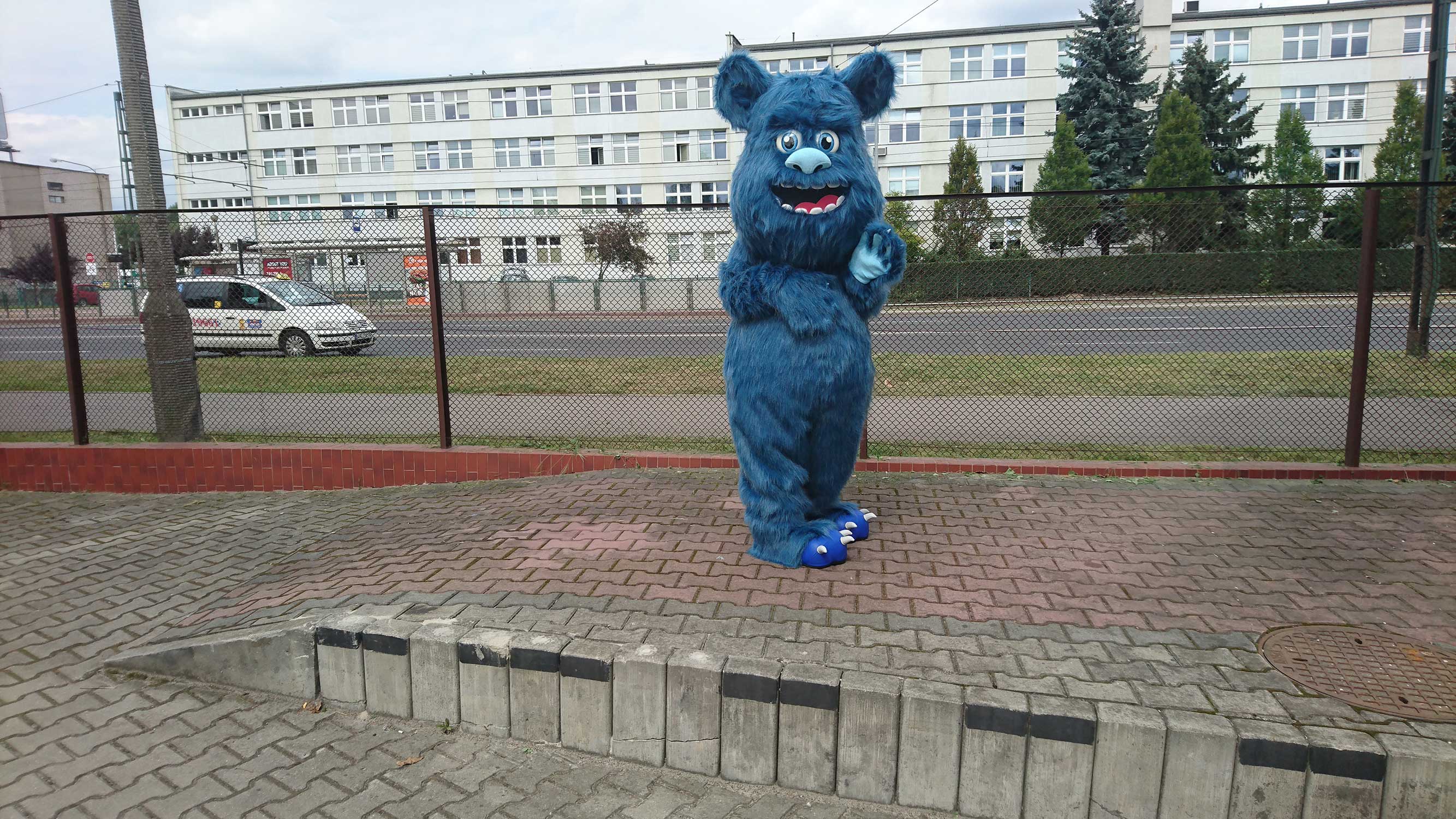 Oto plan od A do Z, aby zaprojektować i wykonać unikalne maskotki przebrania. Stwór